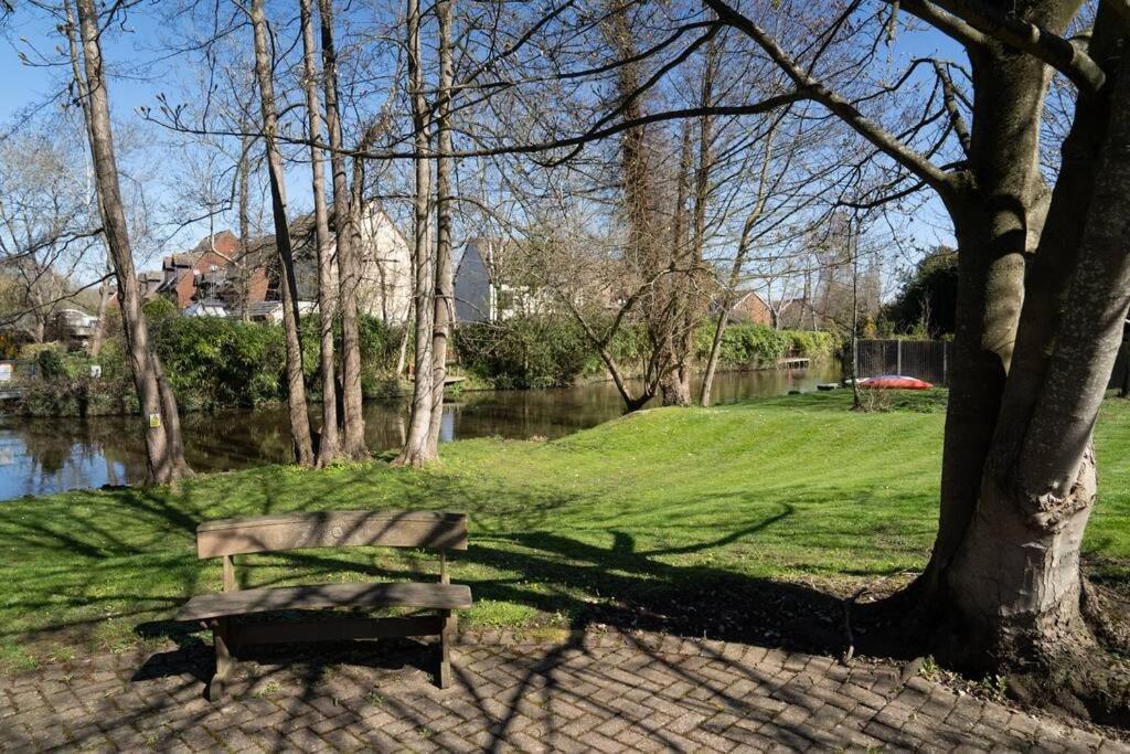 Surrey Hills Escape: Riverside Walks & Quick Links Godalming Exteriör bild